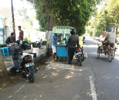Kreatif, Warga Lumajang Jual Sari Tebu Dengan Mesin Tradisional
